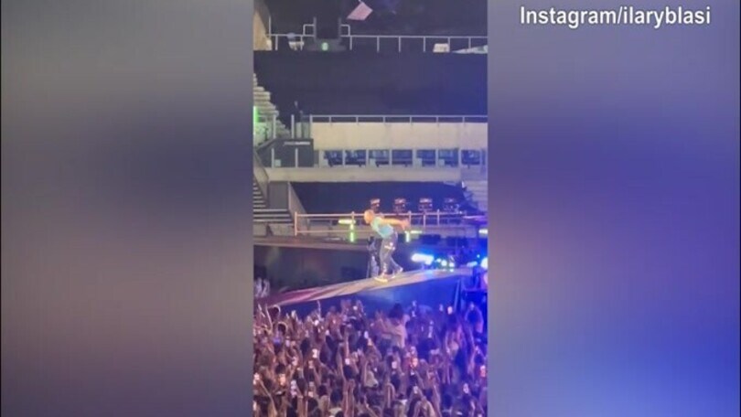Concerto Coldplay a Roma, Ilary Blasi scatenata in tribuna