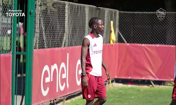 Sole e afa, la Roma si allena a Trigoria: Abraham in grande spolvero