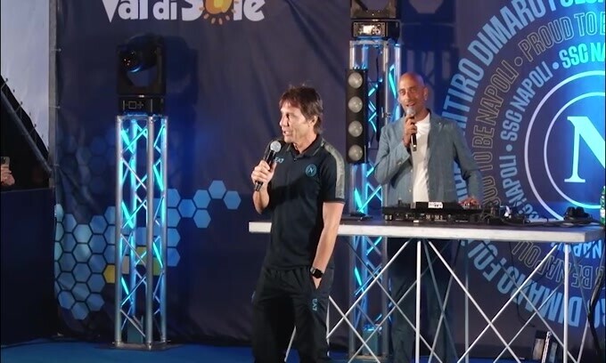 Conte, i tifosi Napoli cantano "Chi non salta juventino è": il tecnico chiarisce tutto
