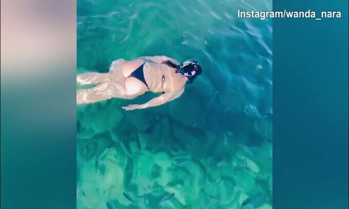 Wanda Nara, immersione nell'acqua cristallina di Rio De Janeiro