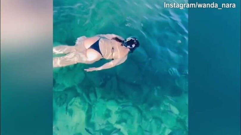 Wanda Nara, immersione nell'acqua cristallina di Rio De Janeiro