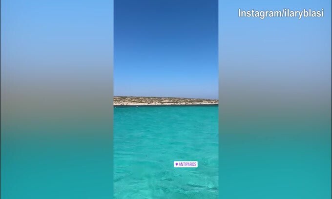 Acqua cristallina e sole, Ilary Blasi e la spettacolare vacanza in Grecia