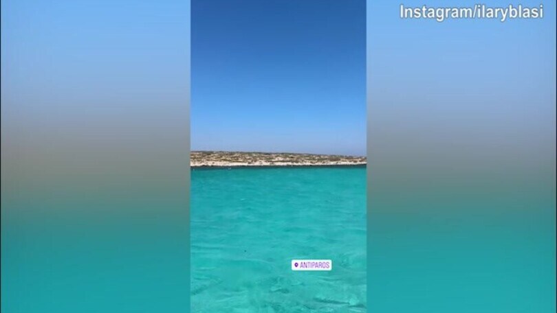 Acqua cristallina e sole, Ilary Blasi e la spettacolare vacanza in Grecia
