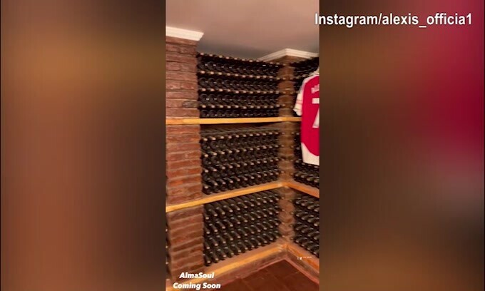 Sanchez, nell'enoteca spuntano le sue maglie storiche