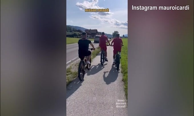 Galatasaray, Mauro Icardi gira in bici con i compagni