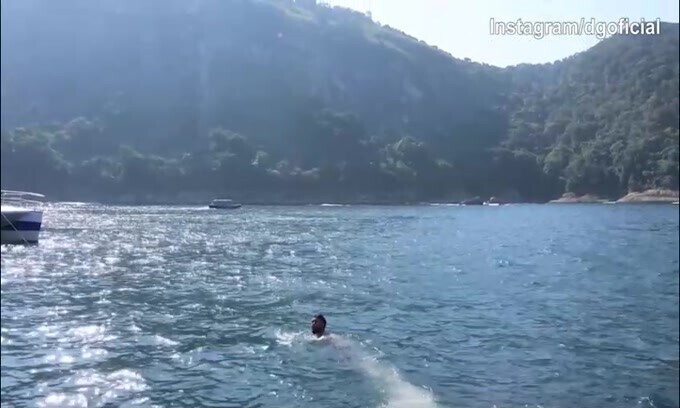 Juventus, Douglas Luiz in acqua: che tuffo!