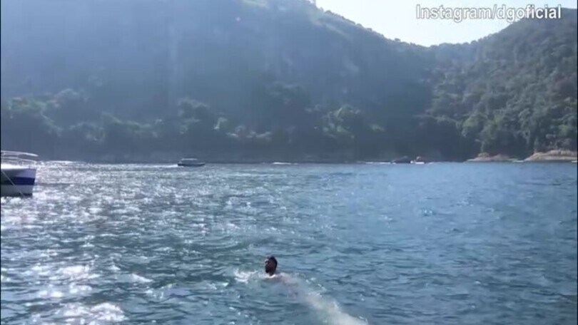 Juventus, Douglas Luiz in acqua: che tuffo!