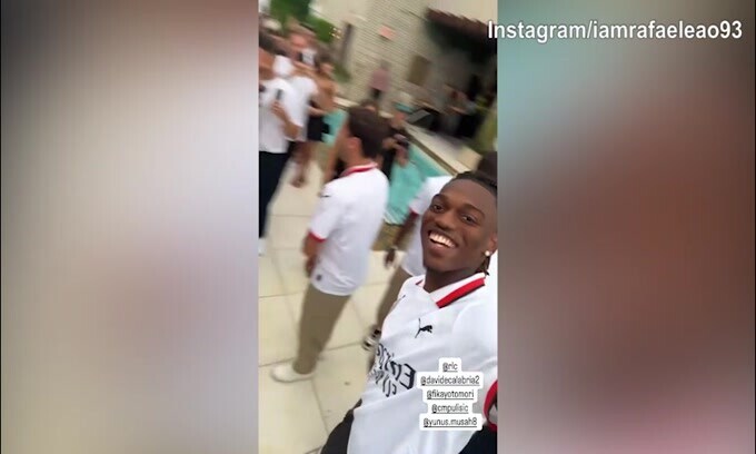 Milan, presentata la seconda maglia: il sorriso di Leao mentre riprende i compagni