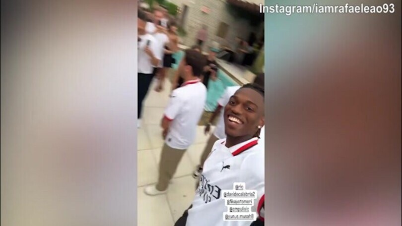 Milan, presentata la seconda maglia: il sorriso di Leao mentre riprende i compagni