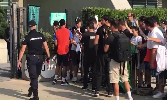 Juve, Douglas Luiz termina le visite e saluta i tifosi