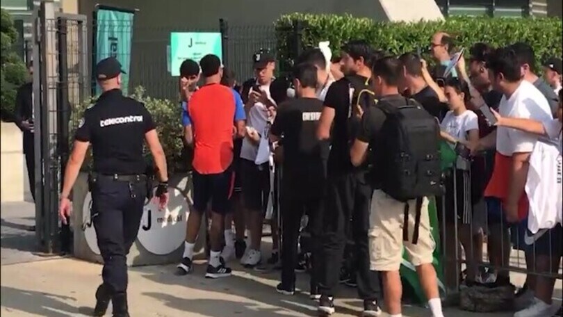 Juve, Douglas Luiz termina le visite e saluta i tifosi