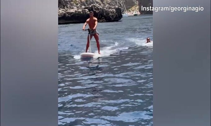 CR7 in moto d'acqua, a ruota c'è Georgina...