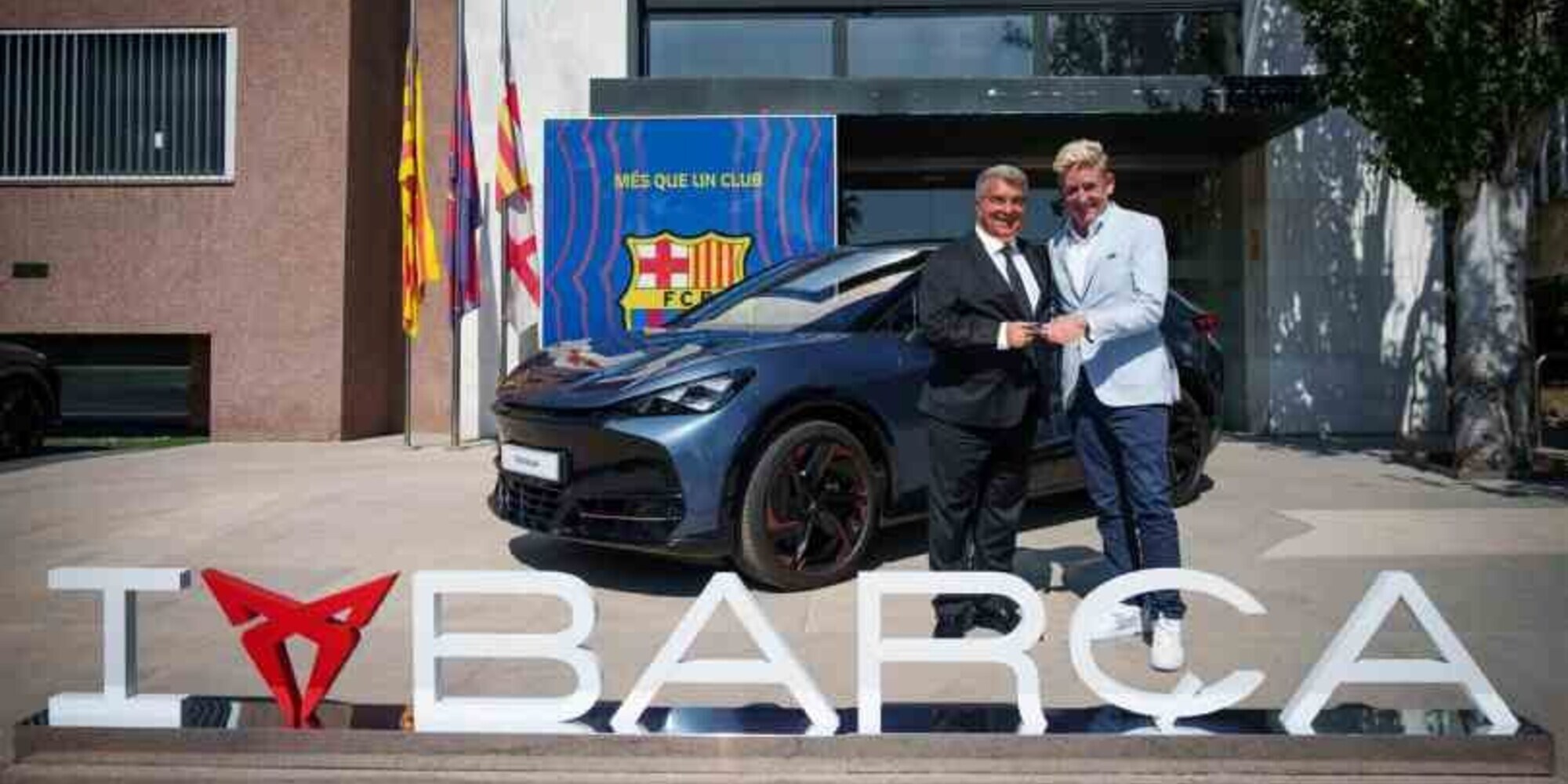 CUPRA e FC Barcelona rafforzano il loro impegno con la consegna di una Tavascan al Presidente Laporta