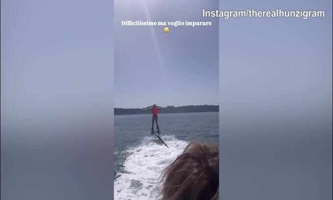 Michelle Hunziker prova la moto d'acqua: "Voglio imparare..."