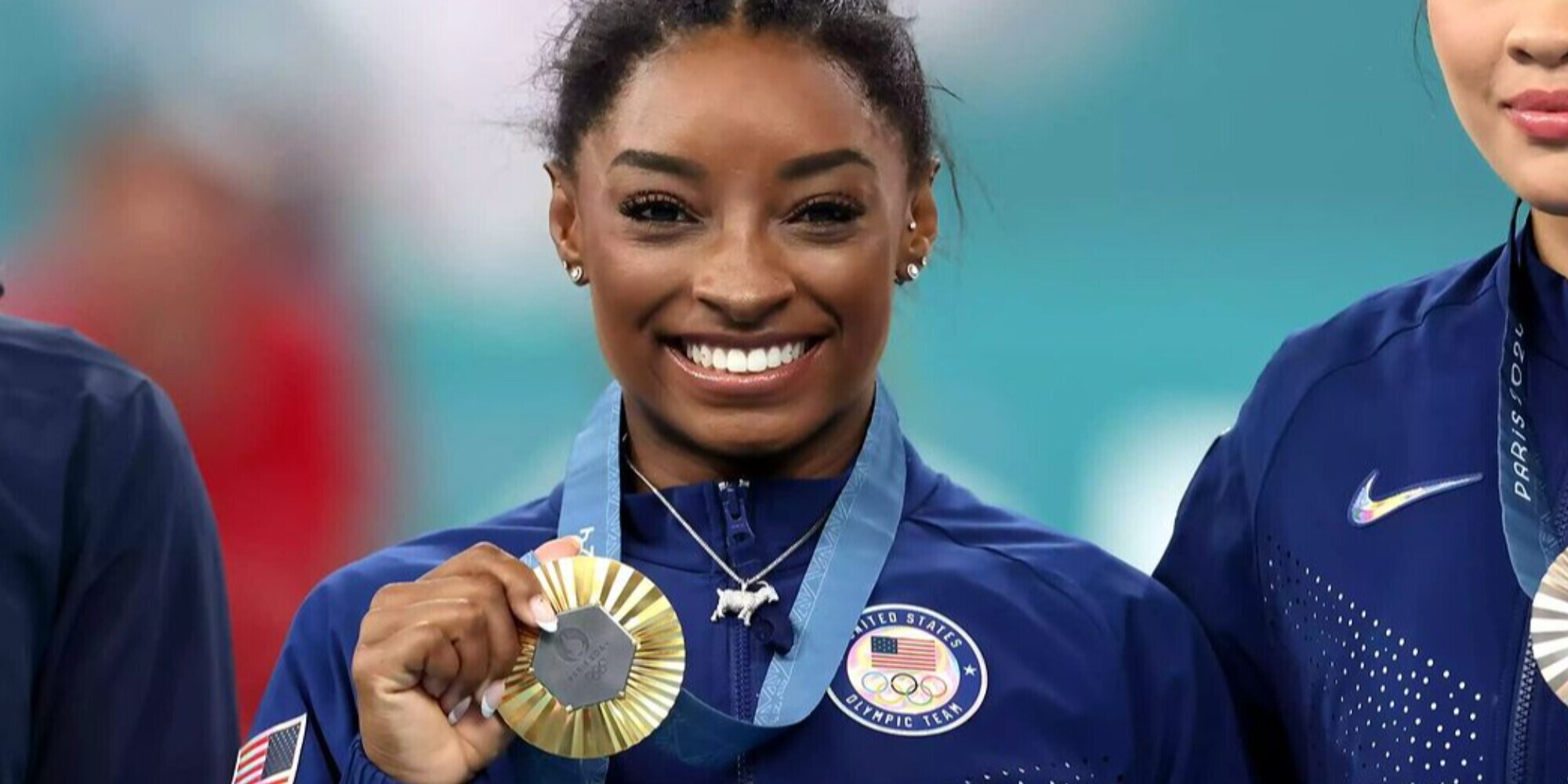Simone Biles e il ciondolo a forma di capra: il dettaglio che non è sfuggito