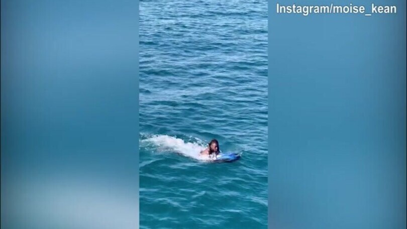 Fiorentina, momenti di divertimento in acqua per Kean