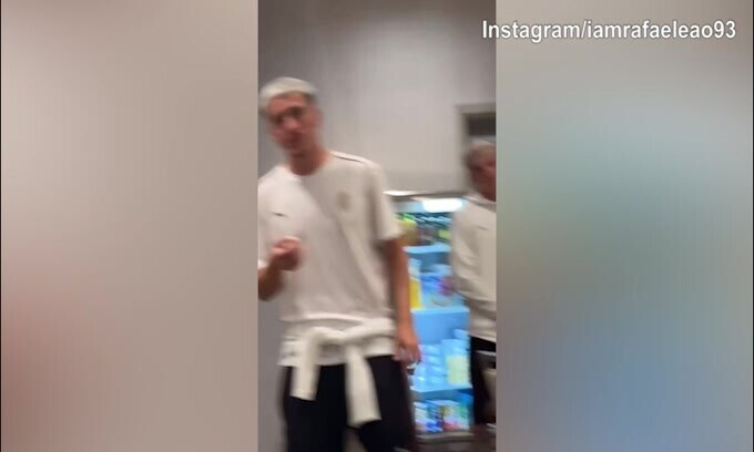 Milan, Leao si prende gioco di Saelemaekers