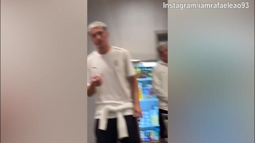 Milan, Leao si prende gioco di Saelemaekers