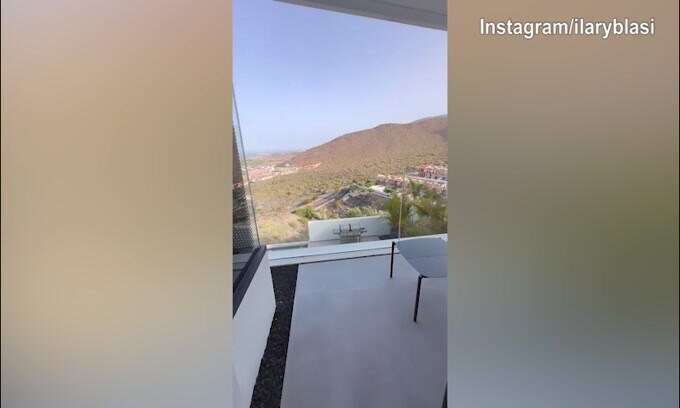 Ilary Blasi a Tenerife in compagnia di...una carbonara