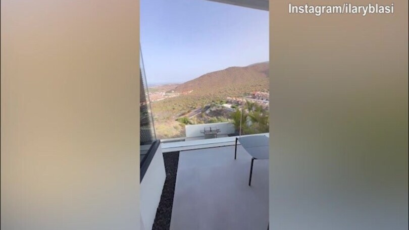 Ilary Blasi a Tenerife in compagnia di...una carbonara