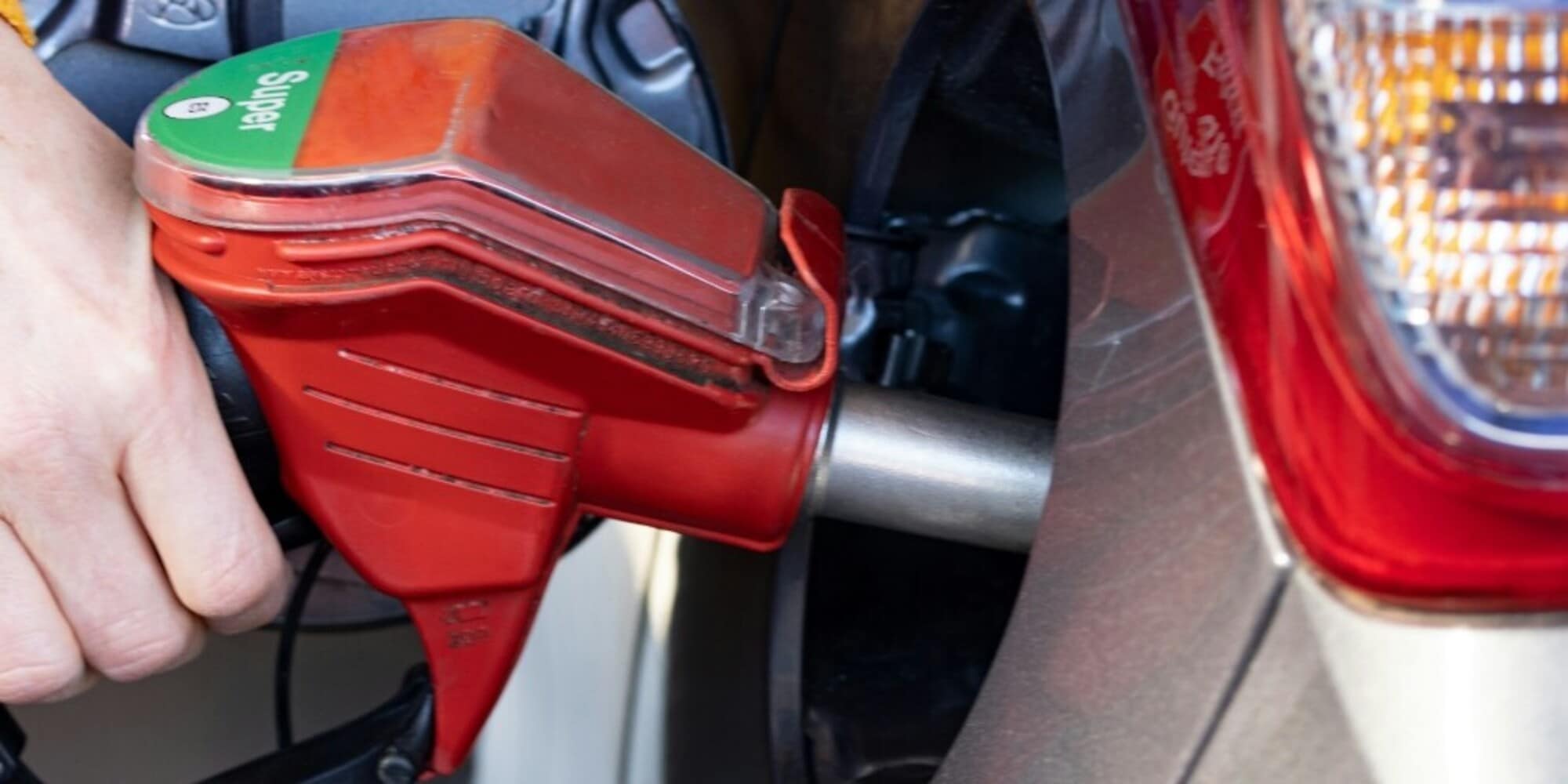 Prezzi benzina: la verde si abbassa, ma in autostrada la situazione è preoccupante
