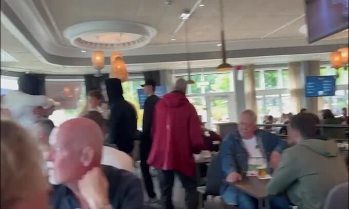 L’inno della Juve nel ristorante davanti allo stadio Ullevi con tifosi bianconeri che si ritrovano