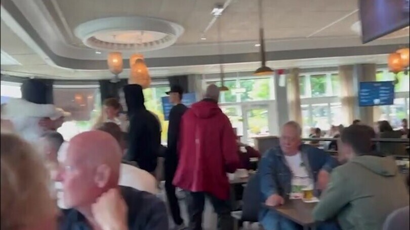 L’inno della Juve nel ristorante davanti allo stadio Ullevi con tifosi bianconeri che si ritrovano