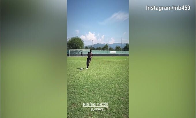Caldo e sole? Balotelli non si ferma, eccolo allenarsi