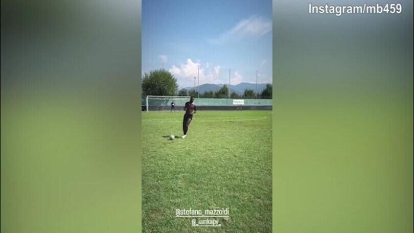 Caldo e sole? Balotelli non si ferma, eccolo allenarsi