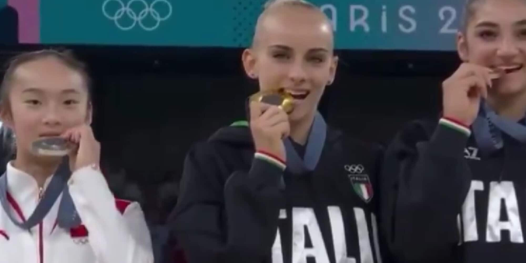 Zhou Yaquin, perché ha imitato Alice D'Amato e Manila Esposito nel morso della medaglia