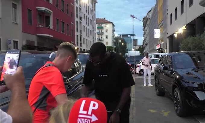 Milan, l'arrivo in hotel di Fofana: foto e autografi per il francese