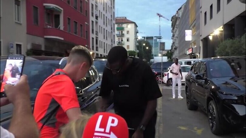 Milan, l'arrivo in hotel di Fofana: foto e autografi per il francese