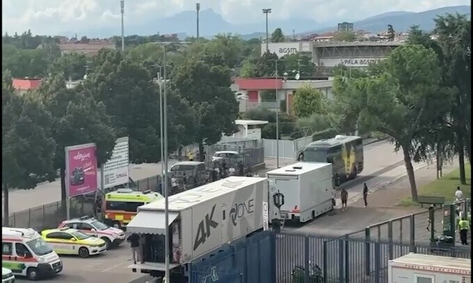 Verona, il pullman gialloblù arriva al Bentegodi