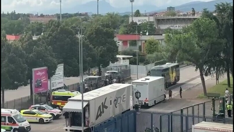 Verona, il pullman gialloblù arriva al Bentegodi