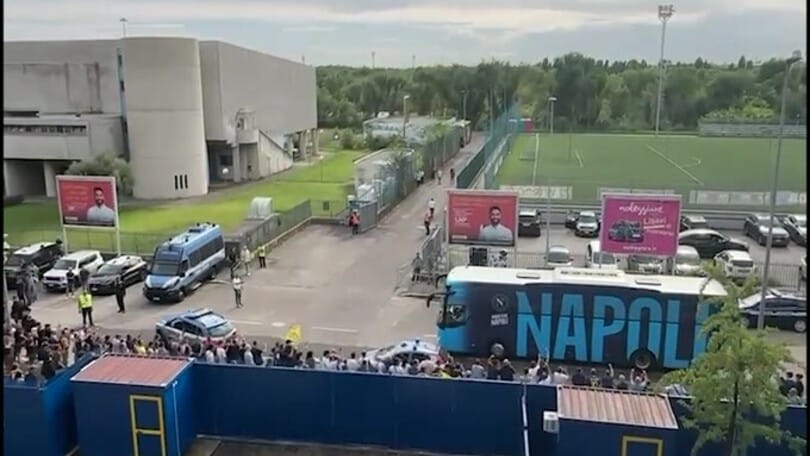 Il Napoli al "Bentegodi" tra i fischi dei tifosi locali