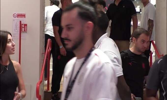 Milan, Fofana riceve l'affetto dei tifosi