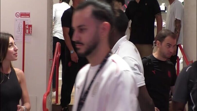 Milan, Fofana riceve l'affetto dei tifosi