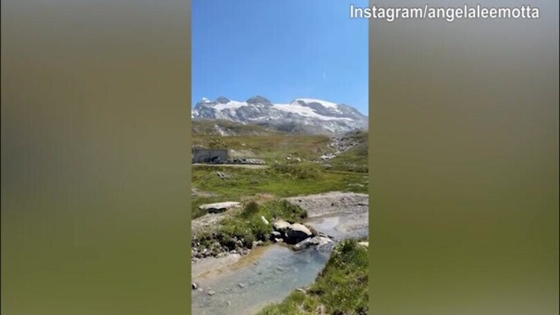 Thiago Motta e il cane Hugo a spasso in una grotta di ghiaccio
