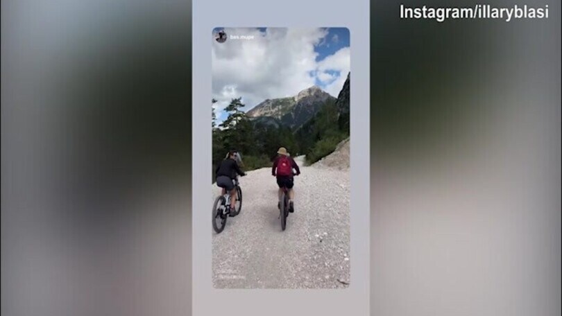 Montagna e bici insieme per Ilary Blasi e Bastian Muller