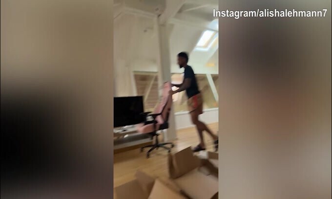 Alisha e Douglas Luiz sistemano gli scatoloni nella nuova casa