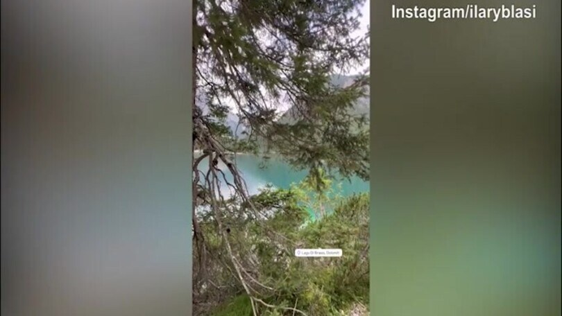 Ilary Blasi sul lago di Braies