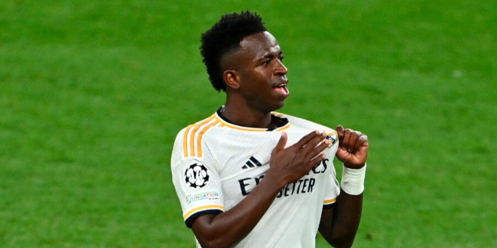 "Vinicius riflette: rinnovo Real messo in stand-by, addio tra un anno?"