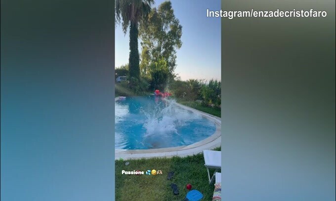 Lady d'Ambrosio e Danilo, tuffo in acqua insieme