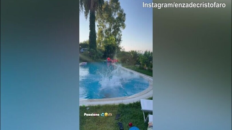 Lady d'Ambrosio e Danilo, tuffo in acqua insieme