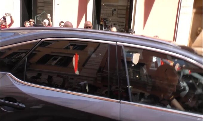 Roma, Dybala al Roma Store: l'argentino saluta i tifosi