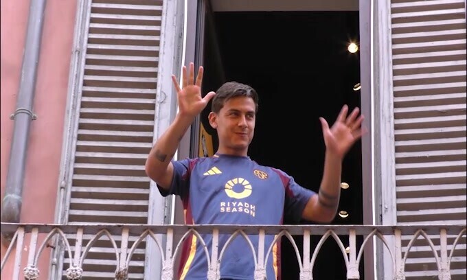 Roma, nuovo bagno di folla per Dybala