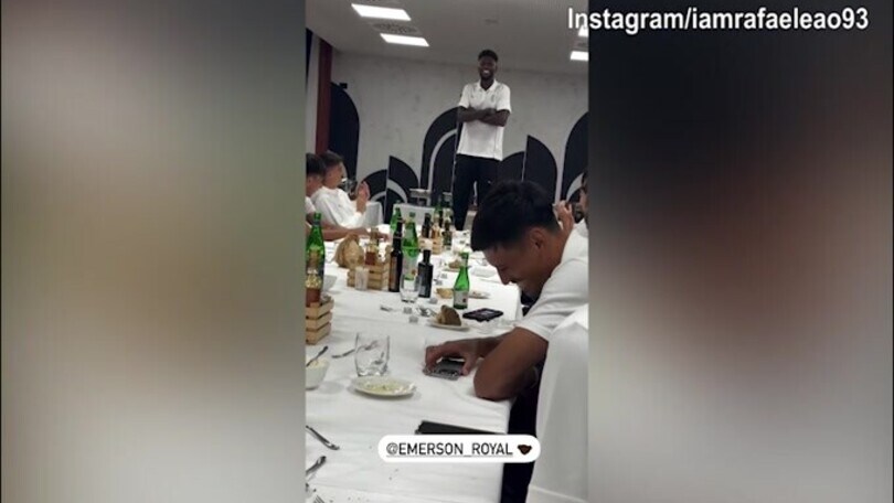 Milan, Emerson Royal e il consueto rito di iniziazione