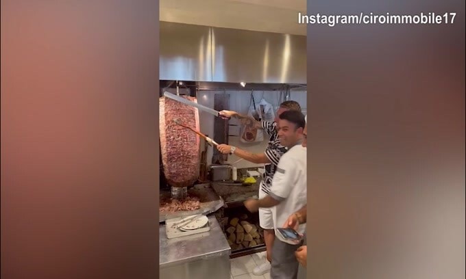 Ciro Immobile in cucina: l'attaccante alle prese con il taglio del Kebab