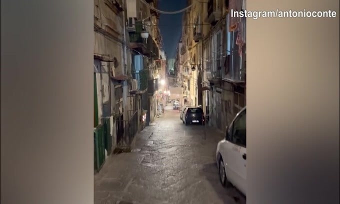 Conte in visita al murales di Maradona