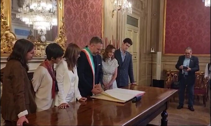 Bologna, Saputo diventa cittadino onorario: la firma con il Sindaco in comune